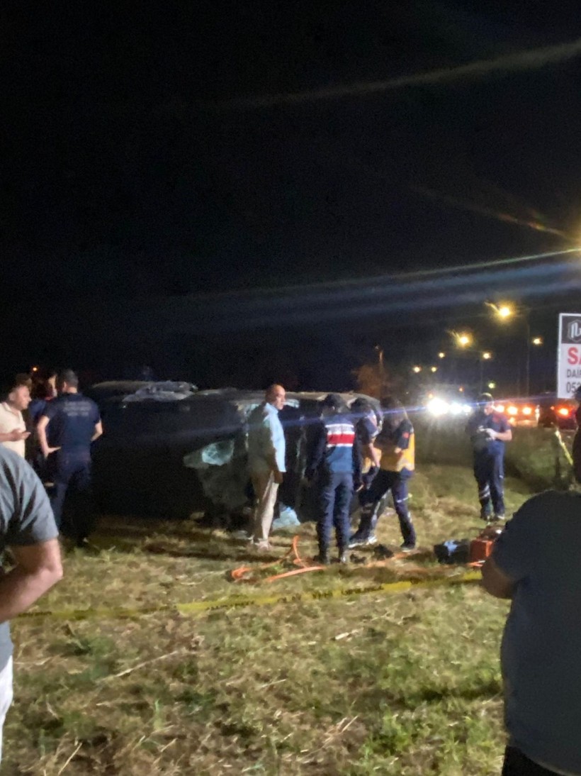 Minibüs tarlaya savrulup, devrildi: 1 ölü, 1 yaralı - Resim: 2