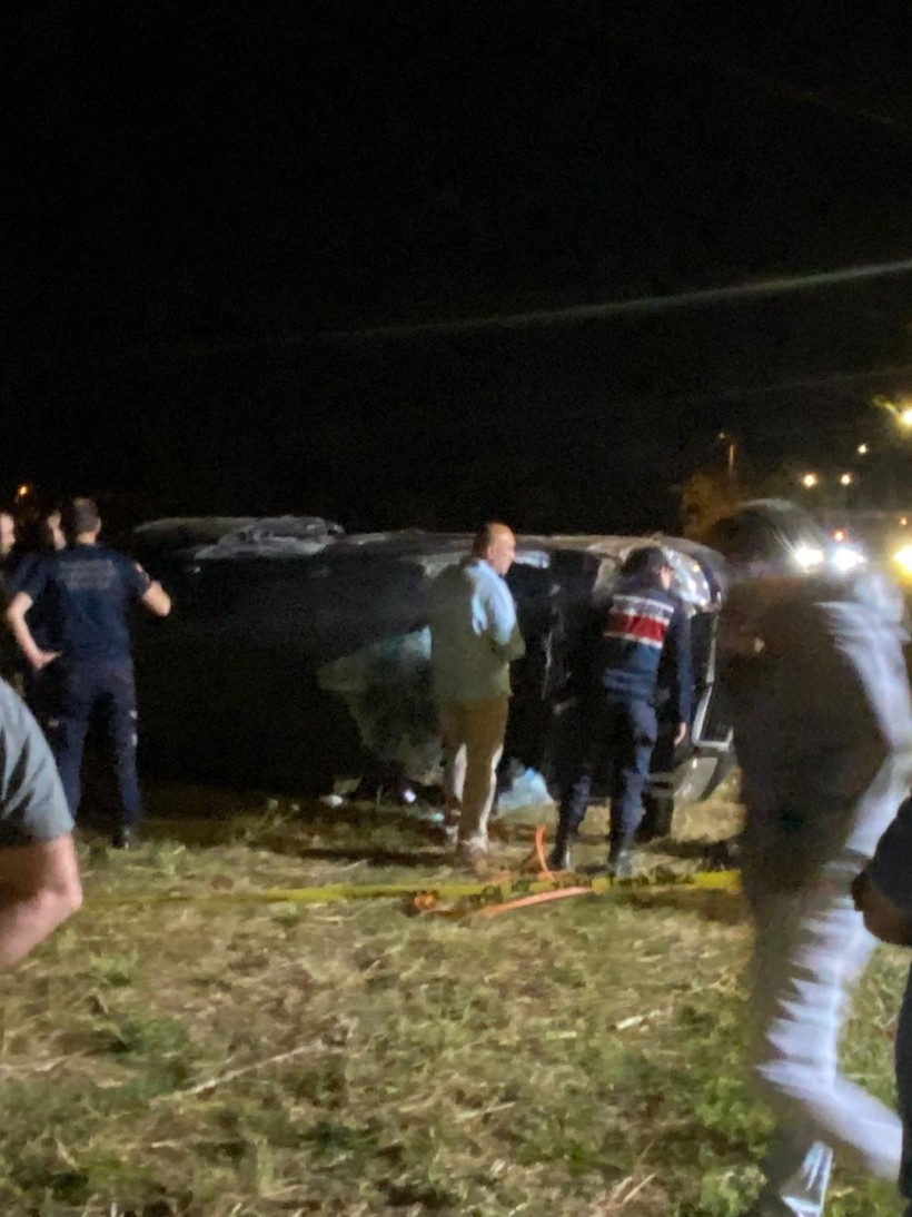 Minibüs tarlaya savrulup, devrildi: 1 ölü, 1 yaralı - Resim: 1