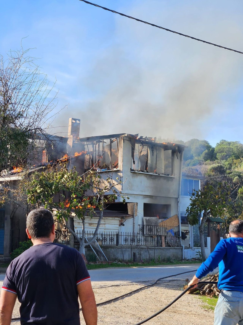 Bursa’daki yangında bir ev küle döndü, bir evde hasar oluştu - Resim: 1