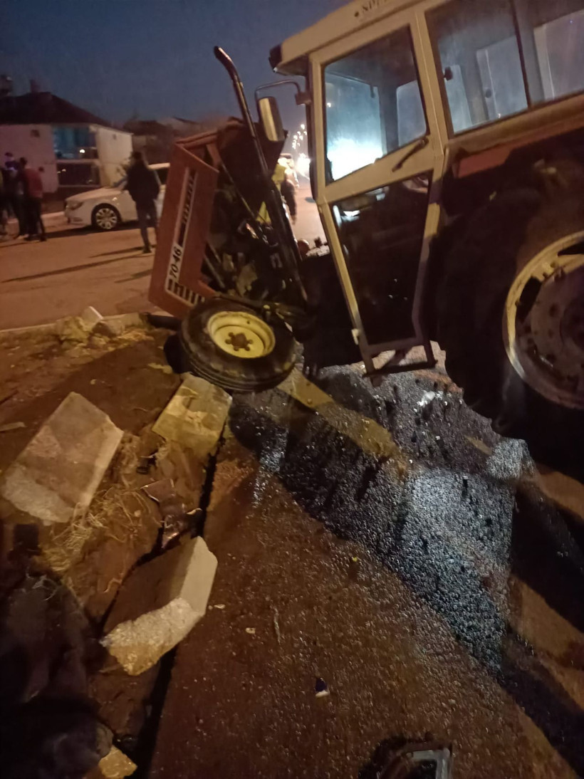 Traktörle çarpışarak savrulan otomobilin ezdiği yaya öldü; sürücüler yaralandı - Resim: 1