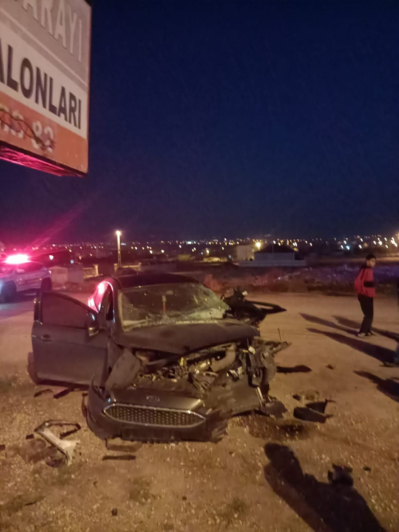 Traktörle çarpışarak savrulan otomobilin ezdiği yaya öldü; sürücüler yaralandı - Resim: 3