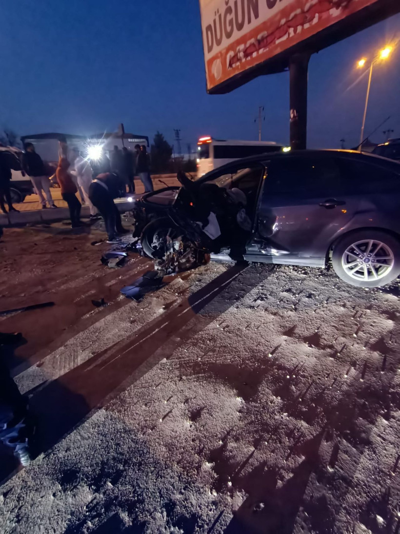 Traktörle çarpışarak savrulan otomobilin ezdiği yaya öldü; sürücüler yaralandı - Resim: 2