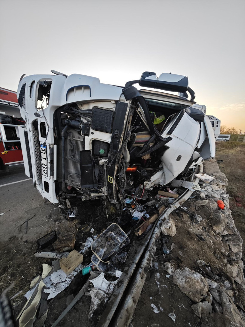 Mardin'de TIR ile otomobil çarpıştı: 1 ölü, 2 yaralı - Resim: 1