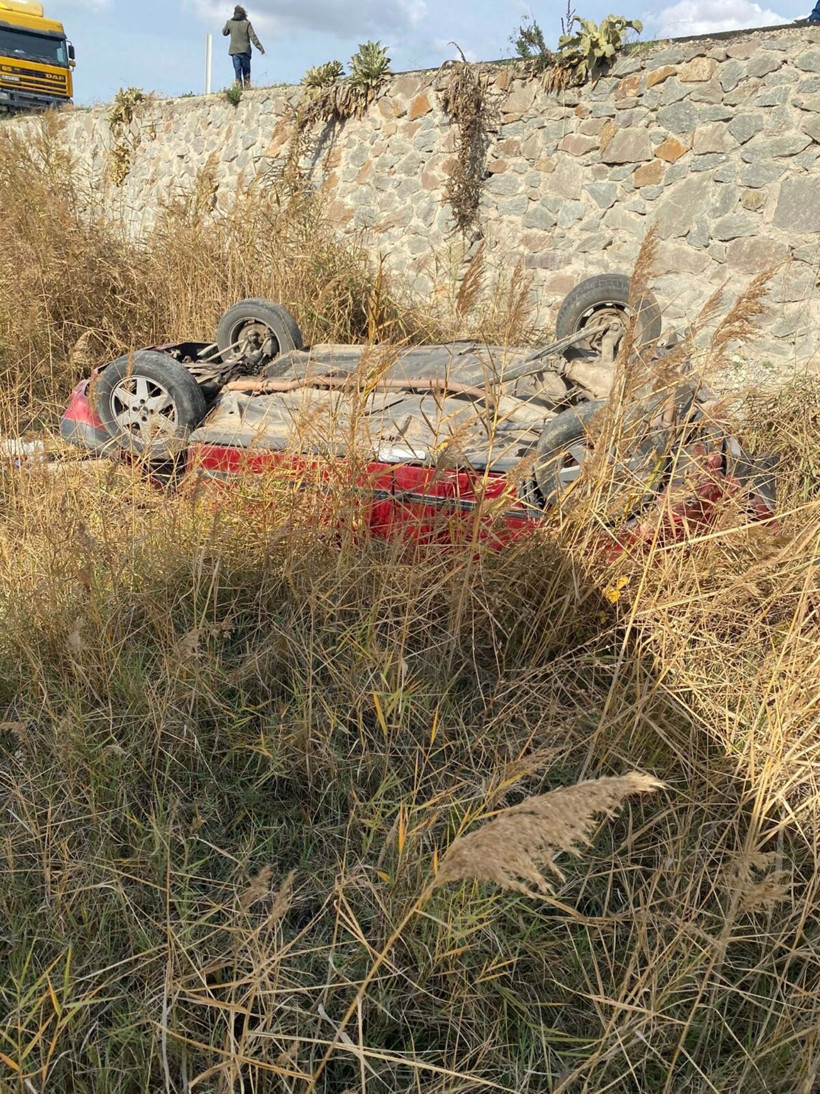 Salihli'de otomobil tarlaya uçtu; 1'i bebek 5 yaralı - Resim: 3