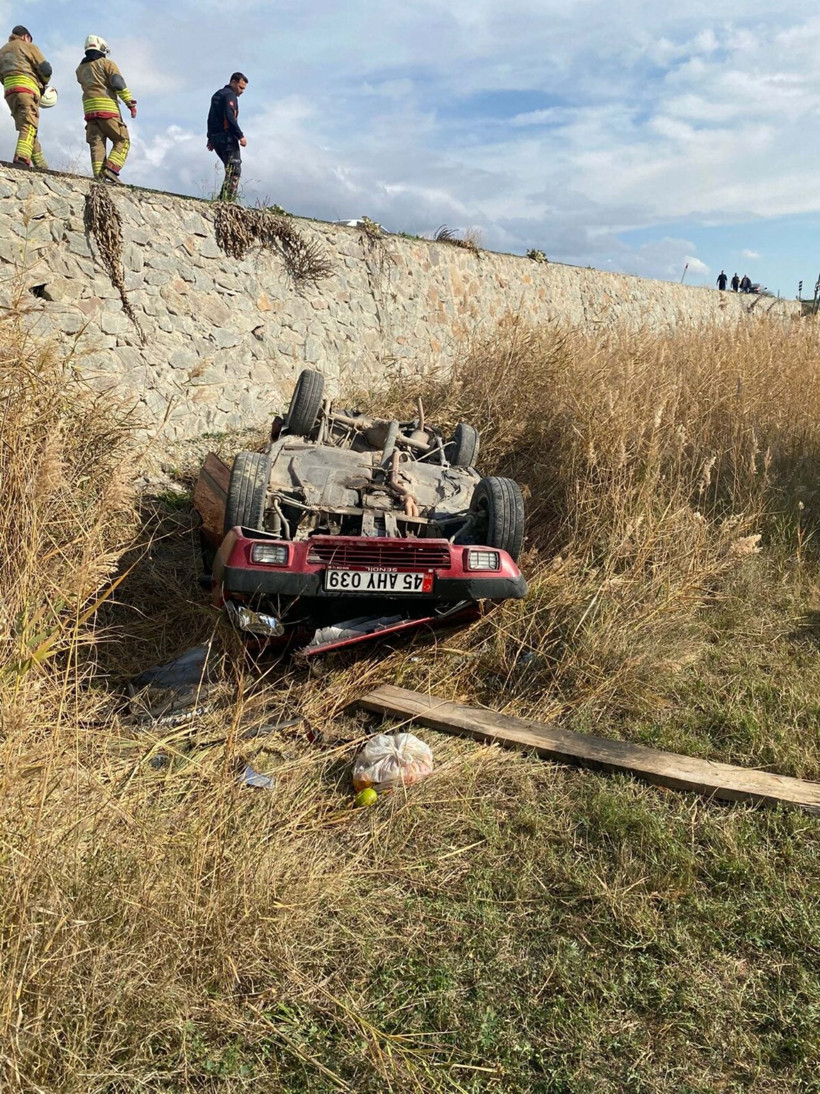 Salihli'de otomobil tarlaya uçtu; 1'i bebek 5 yaralı - Resim: 2