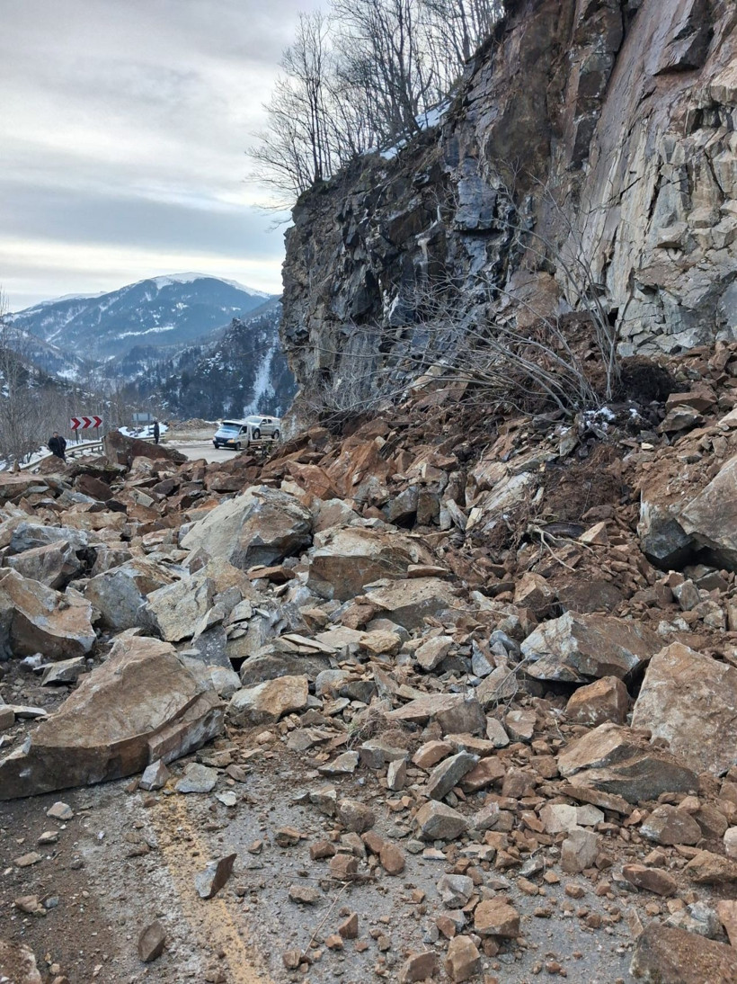 Giresun-Sivas kara yolunda heyelan: Yol kontrollü olarak ulaşıma açıldı - Resim: 1