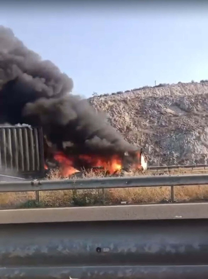 İzmir'de zincirleme kaza: 3 araç küle döndü, 6 kişi yaralandı - Resim: 2