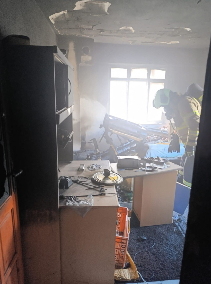 Balıkesir'de 3 katlı binadaki yangın söndürüldü - Fotoğraf: 2