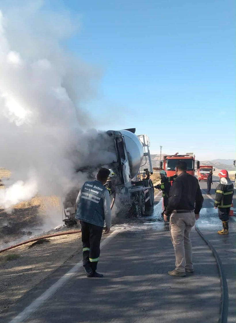 Gaziantep’te seyir halindeki beton mikseri yandı - Resim: 1