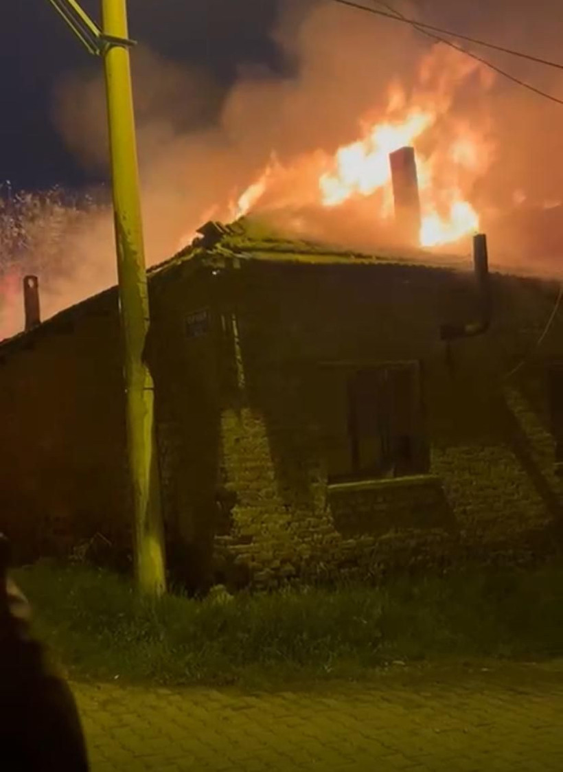 Turgutlu’da alevlere teslim olan iki evde hasar oluştu - Resim: 4