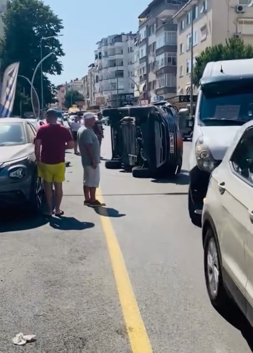 Yalova'da cip, park halindeki 2 otomobile çarparak devrildi - Fotoğraf: 3