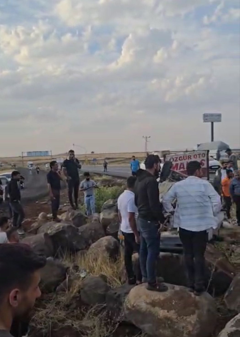 Diyarbakır’da kamyonla otomobil çarpıştı: 1 ölü, 2 yaralı - Resim: 1