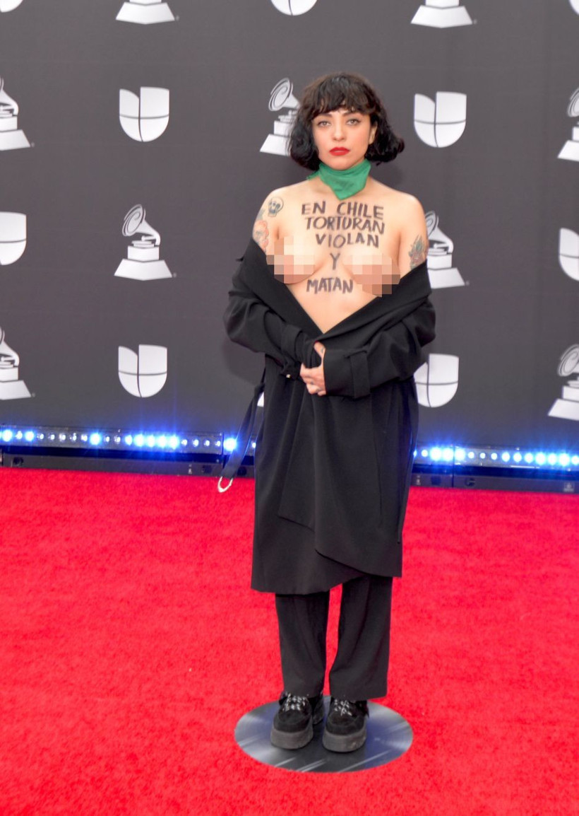Latin Grammy Ödülleri’ne Laferte damgası! Törene üstsüz katıldı - Resim: 3