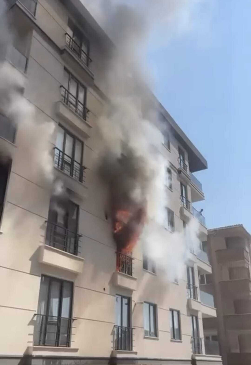 Avcılar'da 5 katlı binada yangın: 2 kişi pencereden atladı - Resim: 4