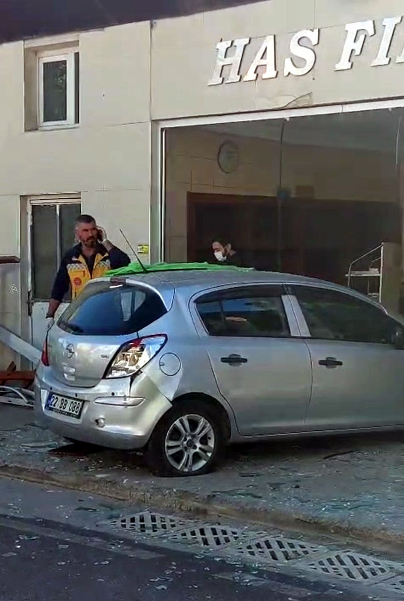 Edirne’de otomobil ekmek fırınına daldı: 4 yaralı - Resim: 2