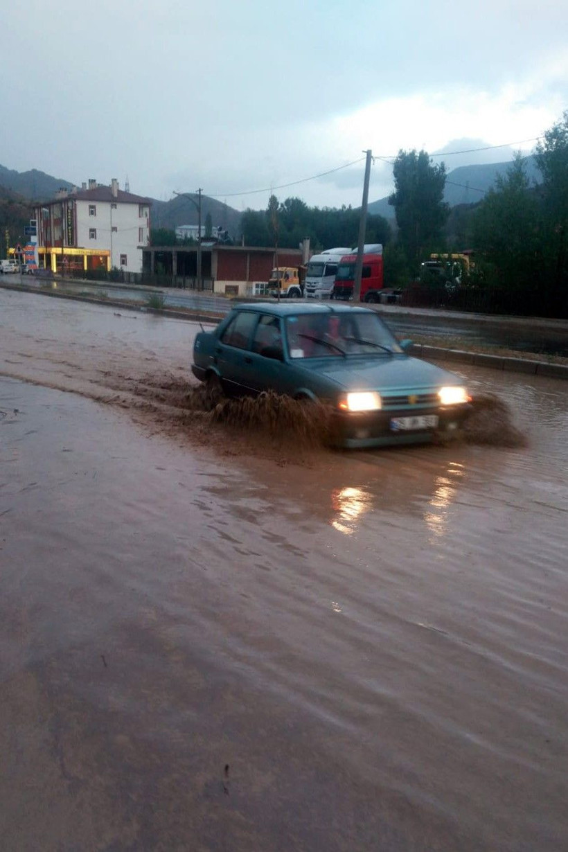 Gümüşhane’de 10 dakika süren dolu ve yağmur sele neden oldu - Resim: 1