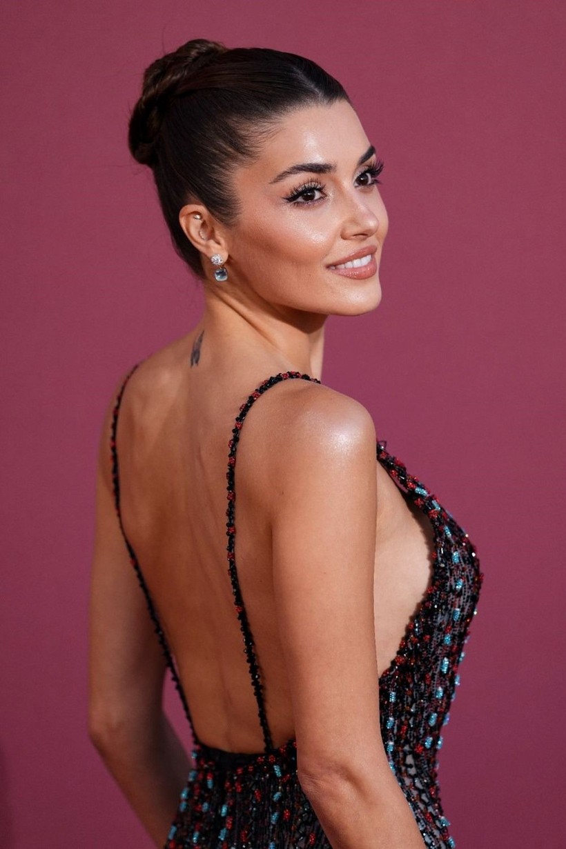 Hande Erçel ile Hakan Sabancı Cannes'da: Aşk dolu pozlar damga vurdu - Resim: 1