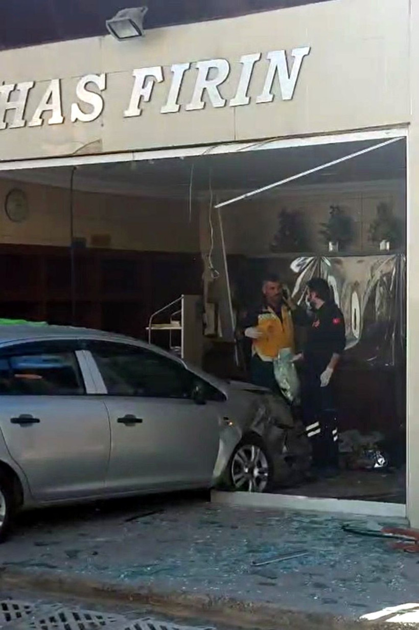 Edirne’de otomobil ekmek fırınına daldı: 4 yaralı - Resim: 3