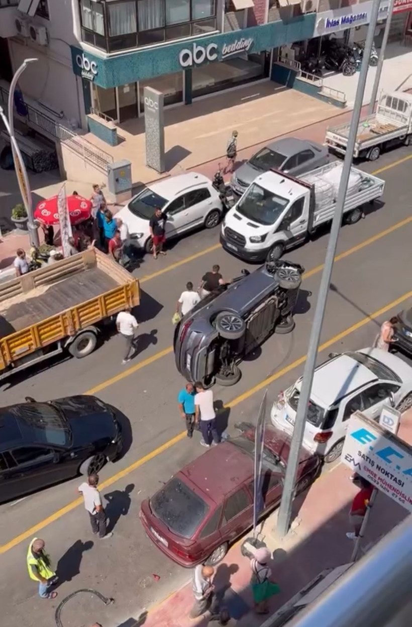 Yalova'da cip, park halindeki 2 otomobile çarparak devrildi - Resim: 1