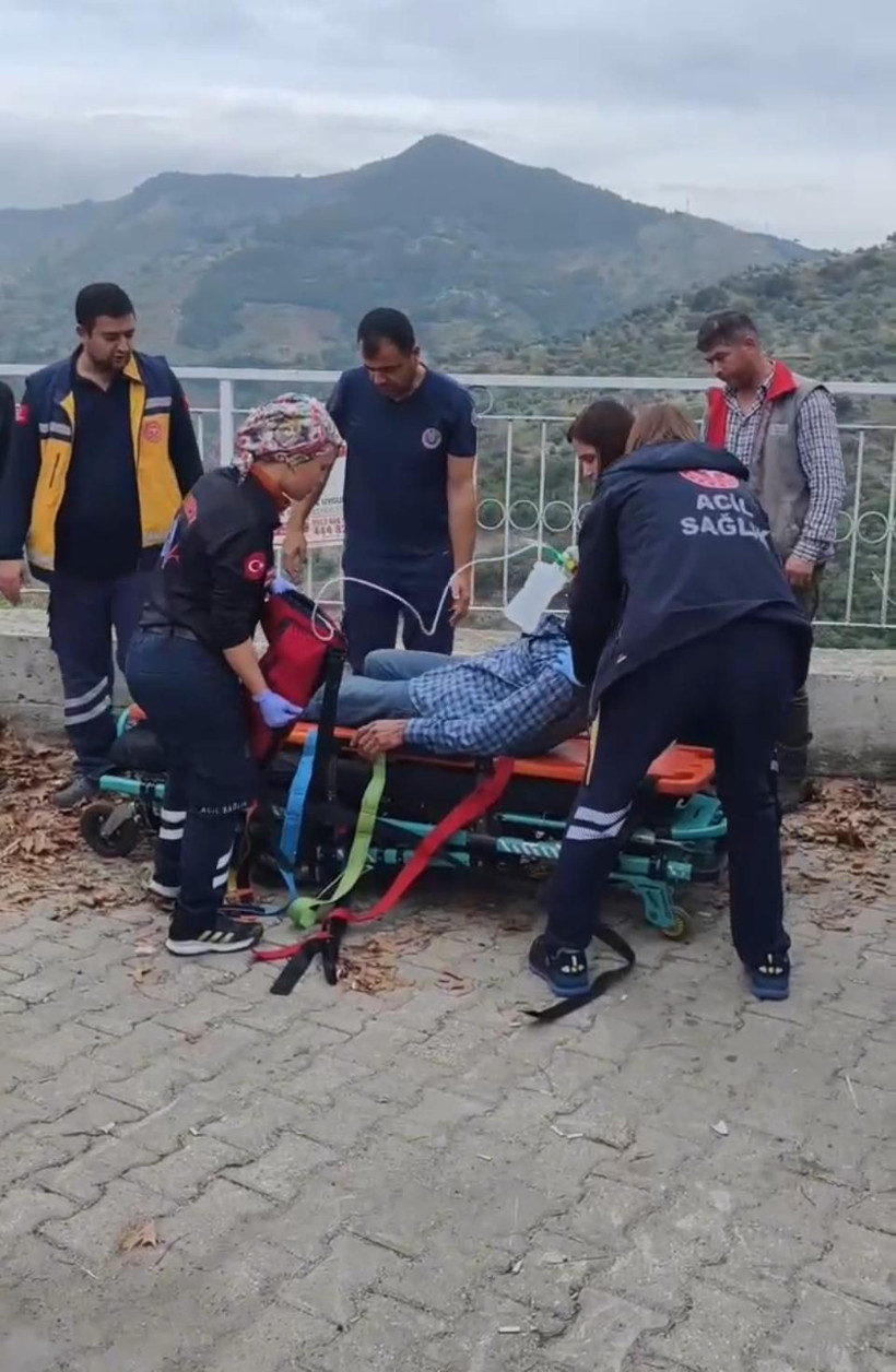 Aydın’da kamyonet uçuruma yuvarlandı: 3 yaralı - Resim: 1