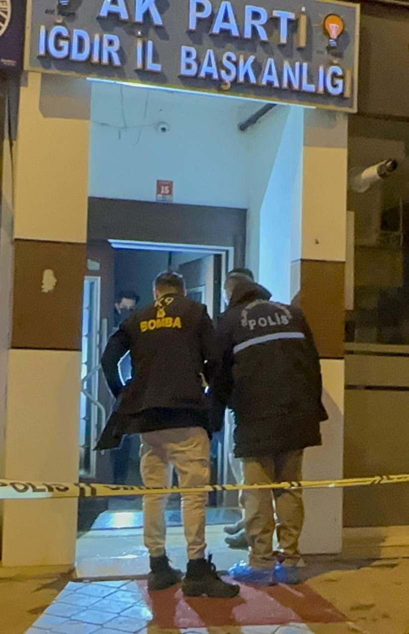 Iğdır'da AK Parti İl Başkanlığı binasına molotoflu saldırı - Fotoğraf: 2