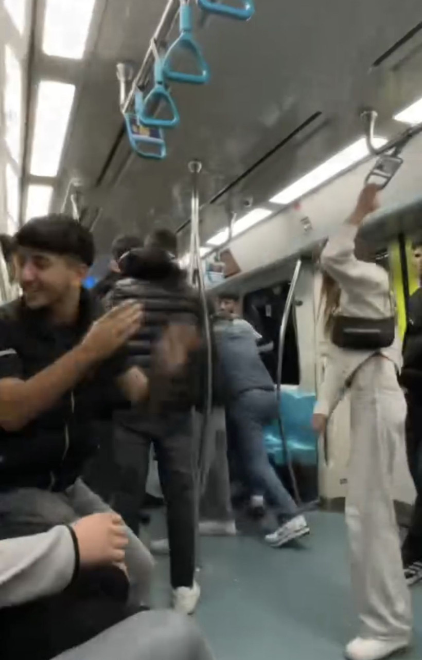 Marmaray'da iki grubun tekme ve yumruklu kavgası kamerada - Resim: 2