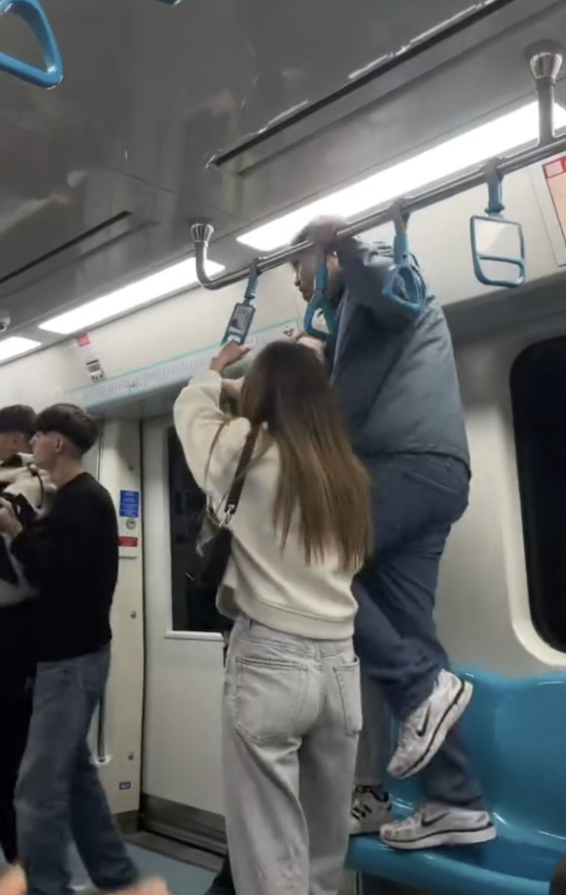 Marmaray'da iki grubun tekme ve yumruklu kavgası kamerada - Resim: 1