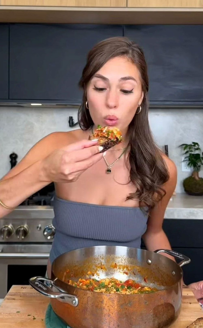 İtalyan fenomen ortalığı karıştırdı! Menemeni soğanlı yaptı, yorumlar yağdı - Resim: 4