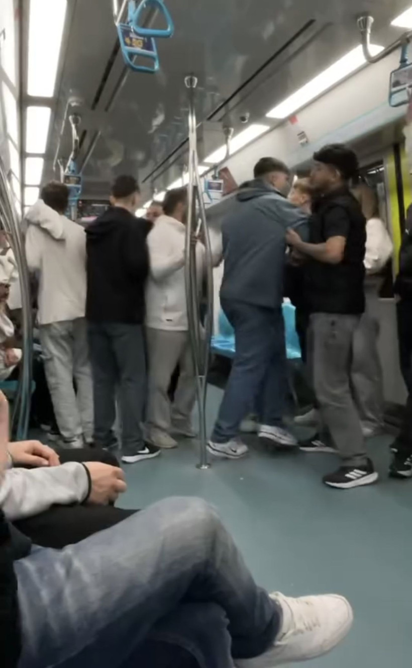 Marmaray'da iki grubun tekme ve yumruklu kavgası kamerada - Resim: 3