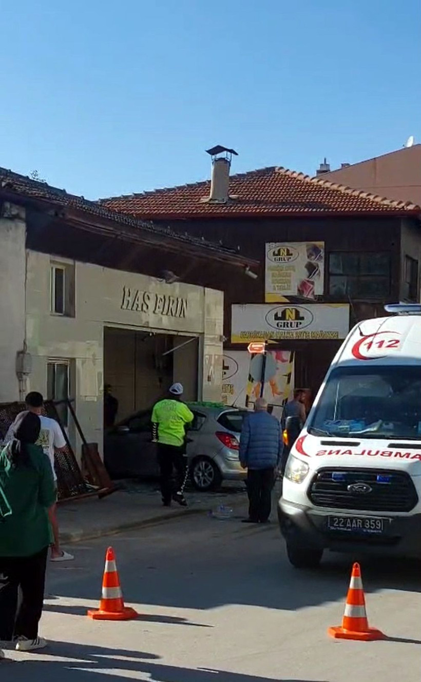 Edirne’de otomobil ekmek fırınına daldı: 4 yaralı - Resim: 1