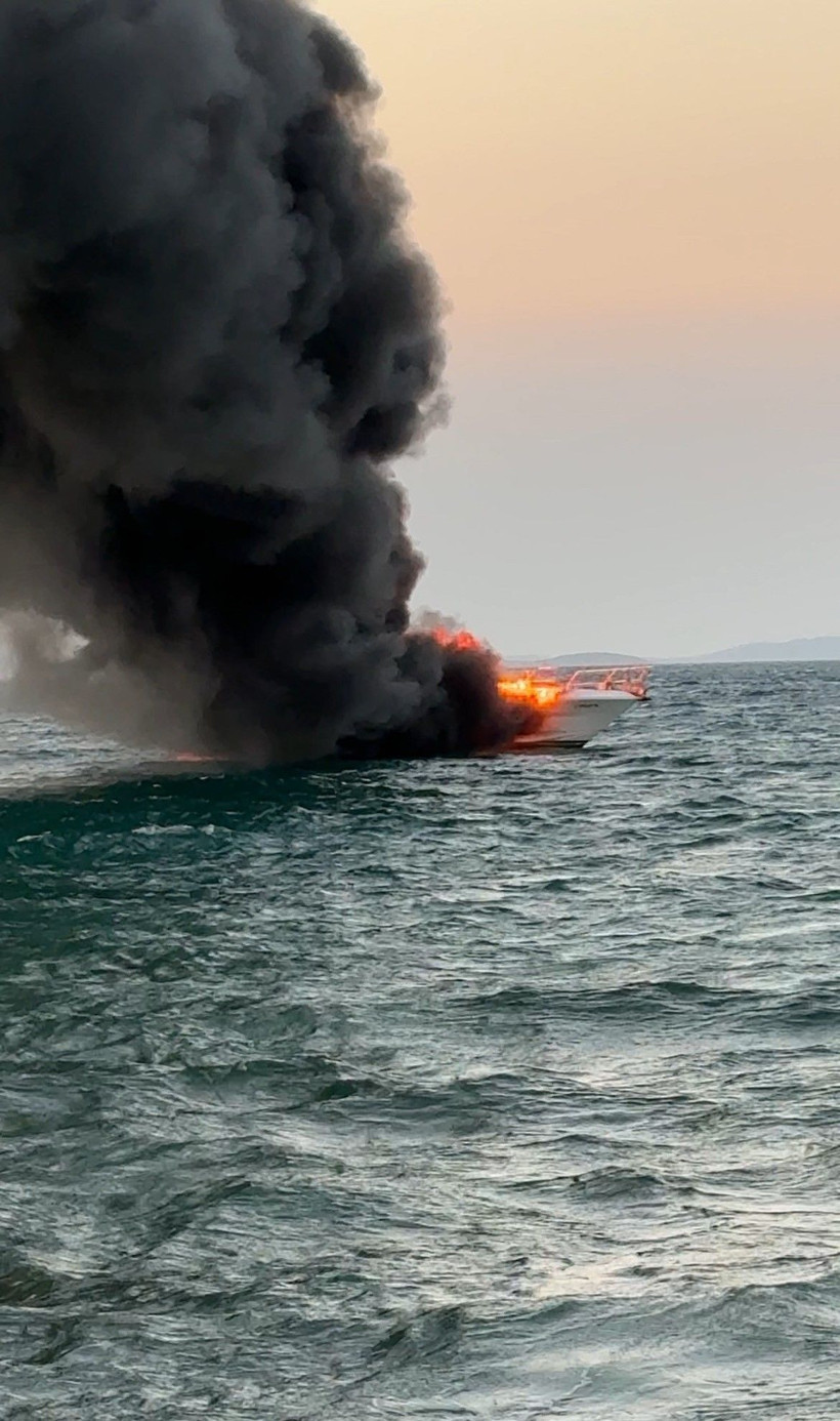 Çeşme'de demirli teknede çıkan yangın korkuttu - Resim: 1