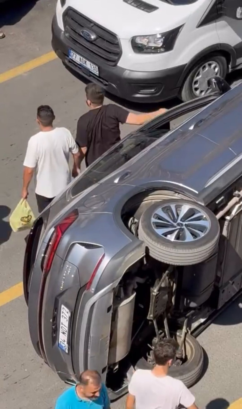 Yalova'da cip, park halindeki 2 otomobile çarparak devrildi - Fotoğraf: 2
