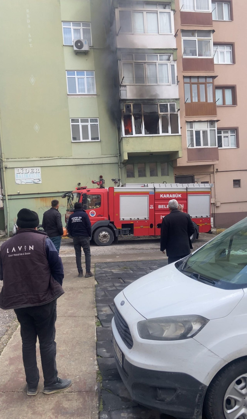 5 katlı apartmanda yangın paniği: 8 kişi itfaiye ekiplerince kurtarıldı - Resim: 1
