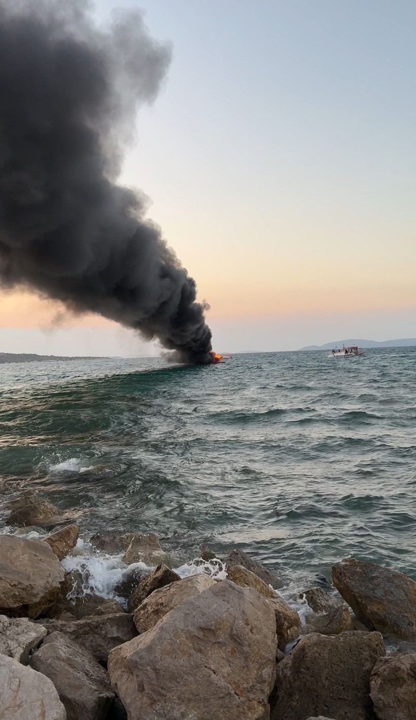 Çeşme'de demirli teknede çıkan yangın korkuttu - Resim: 3