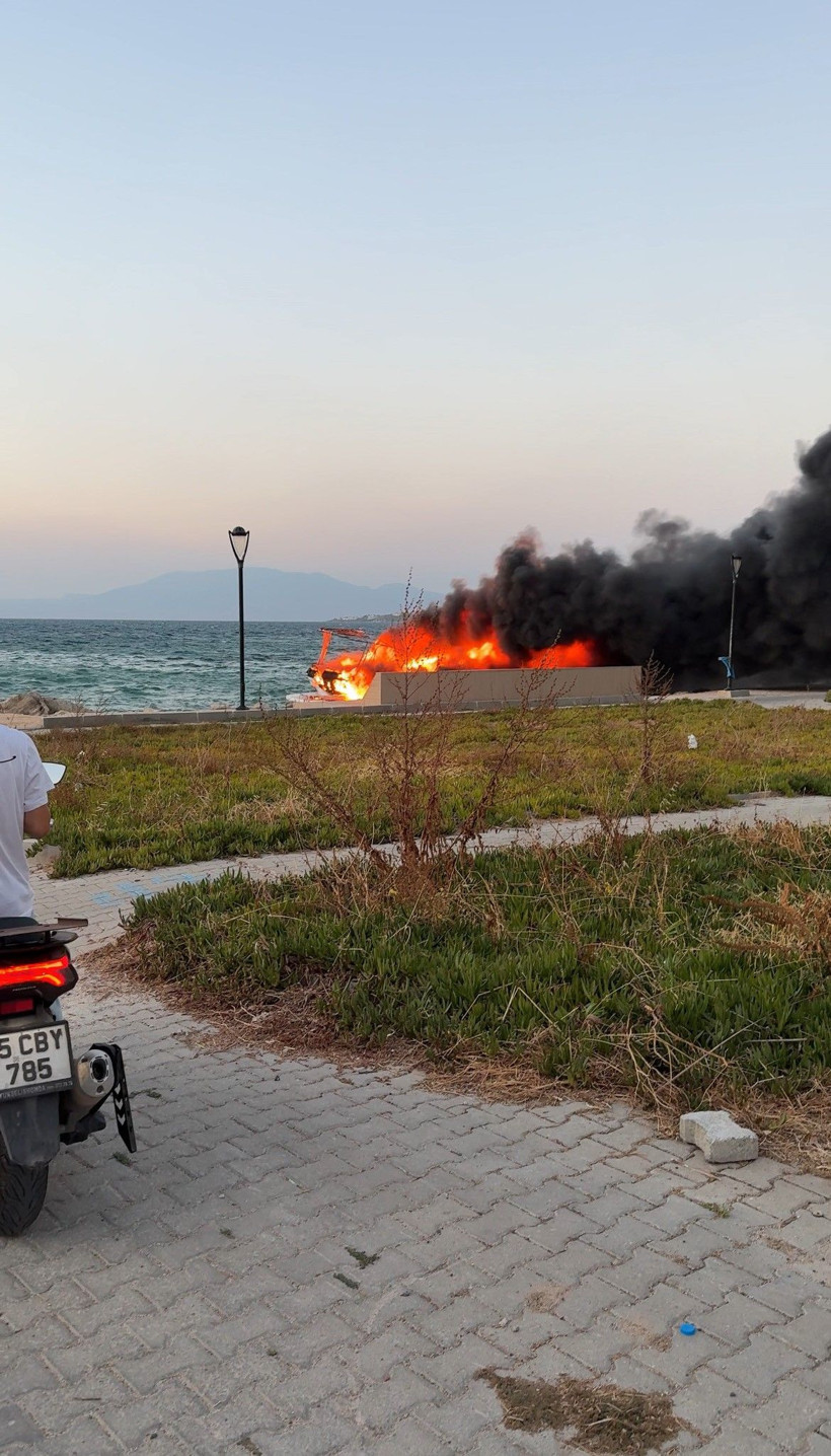 Çeşme'de demirli teknede çıkan yangın korkuttu - Resim: 4