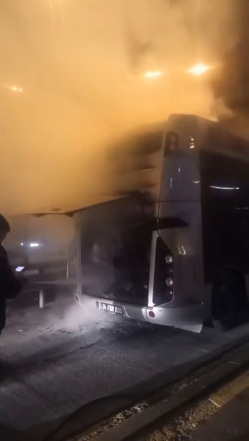 Edirnekapı'da metrobüsün motor kısmında çıkan yangın söndürüldü - Resim: 1