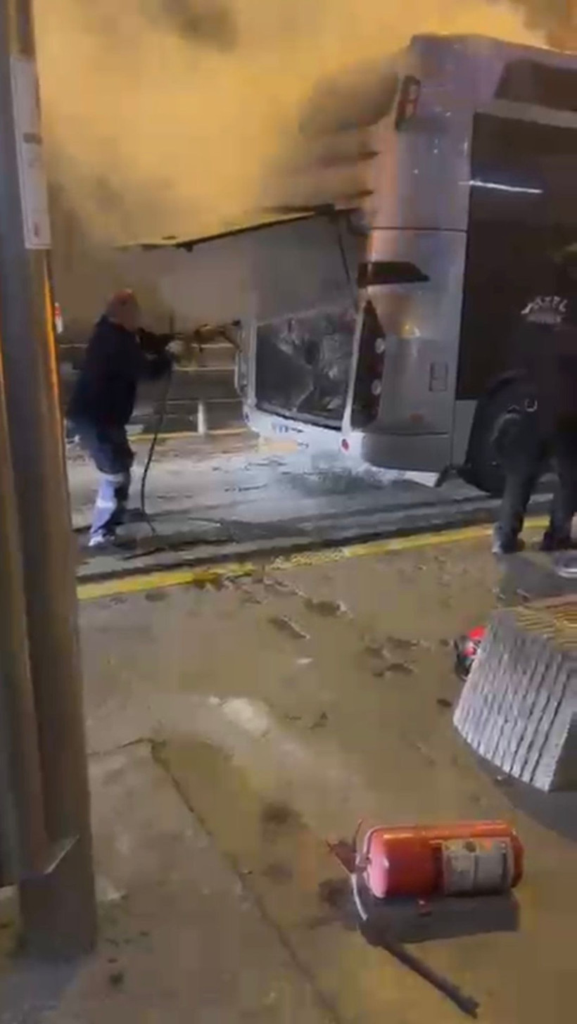 Edirnekapı'da metrobüsün motor kısmında çıkan yangın söndürüldü - Resim: 4