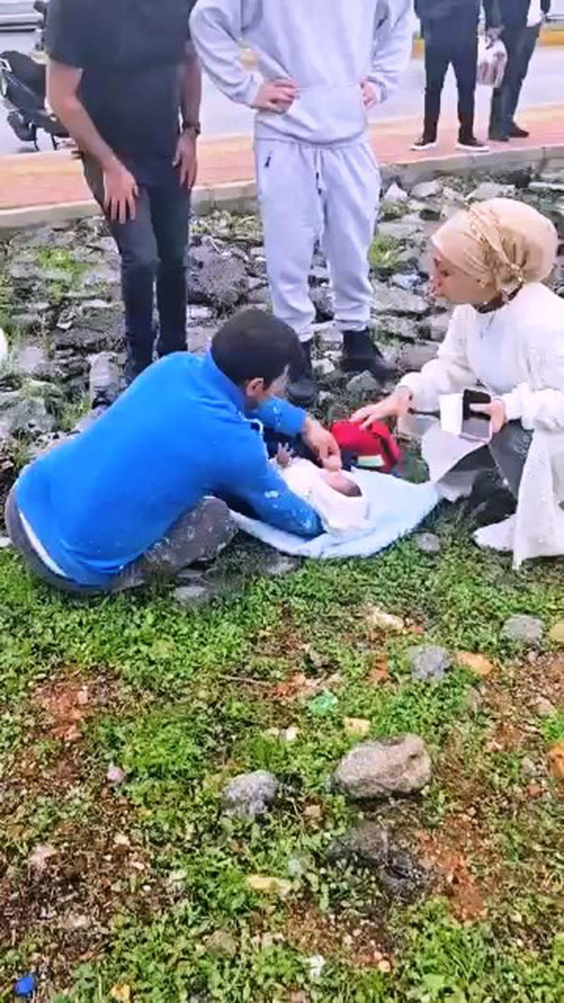 Otomobiliyle kaldırımda yürüyenleri ezdiği anlar kamerada - Resim: 1