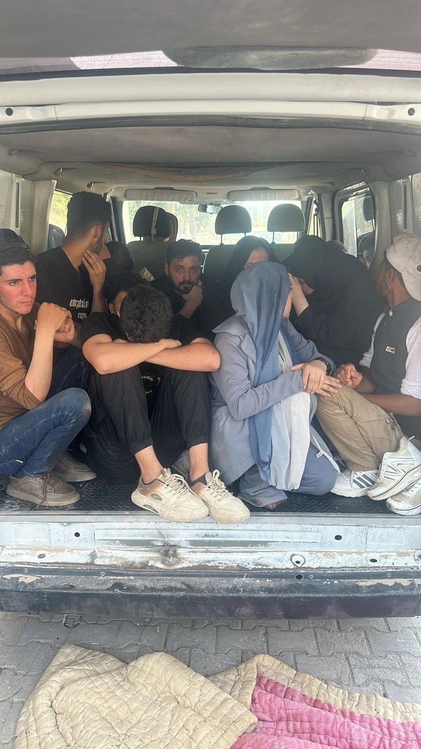 Hatay’da 24 düzensiz göçmen yakalandı, 1 kişi tutuklandı - Resim: 1
