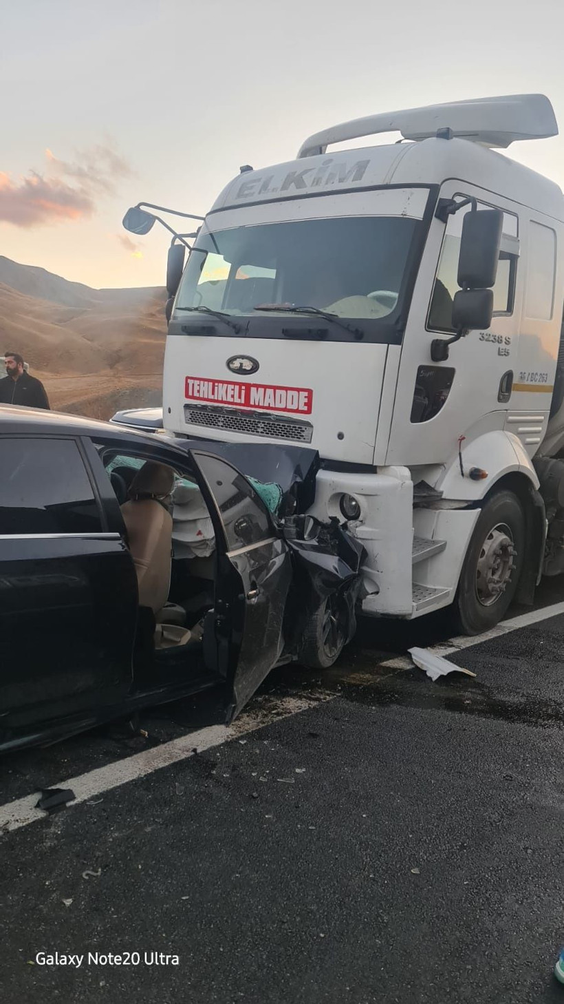 Van'da yakıt tankeri ile otomobil çarpıştı! İki kişi hayatını kaybetti - Resim: 1