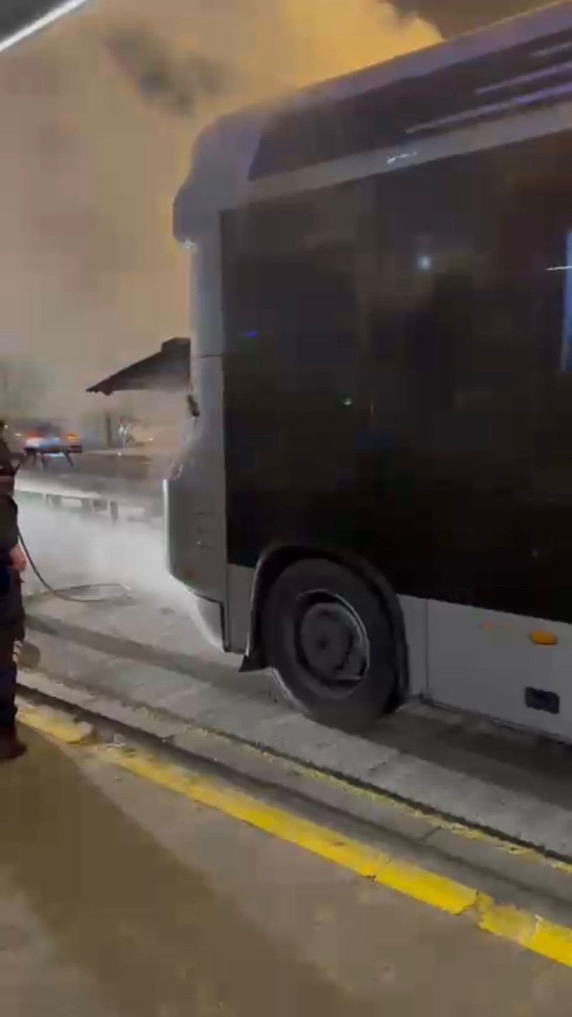 Edirnekapı'da metrobüsün motor kısmında çıkan yangın söndürüldü - Resim: 3