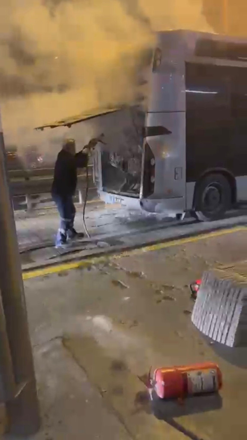 Edirnekapı'da metrobüsün motor kısmında çıkan yangın söndürüldü - Resim: 2