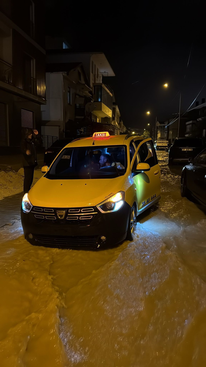 Çeşme’de sağanak, hayatı olumuz etkiledi - Resim: 2