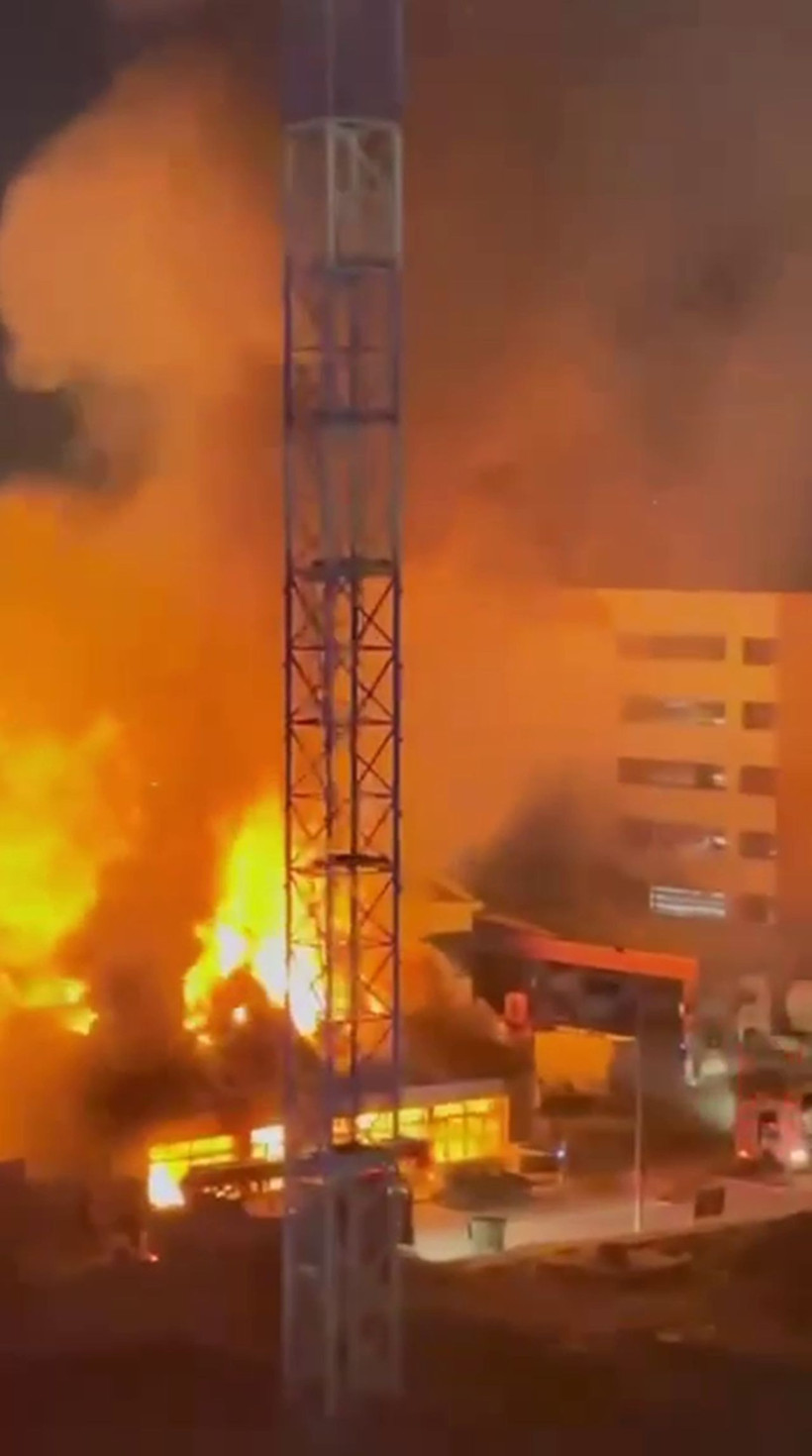 Akaryakıt istasyonunun yanındaki bina alevlere teslim oldu - Resim: 1