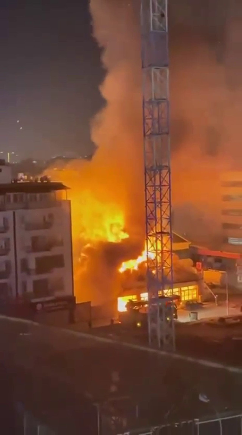 Akaryakıt istasyonunun yanındaki bina alevlere teslim oldu - Resim: 3