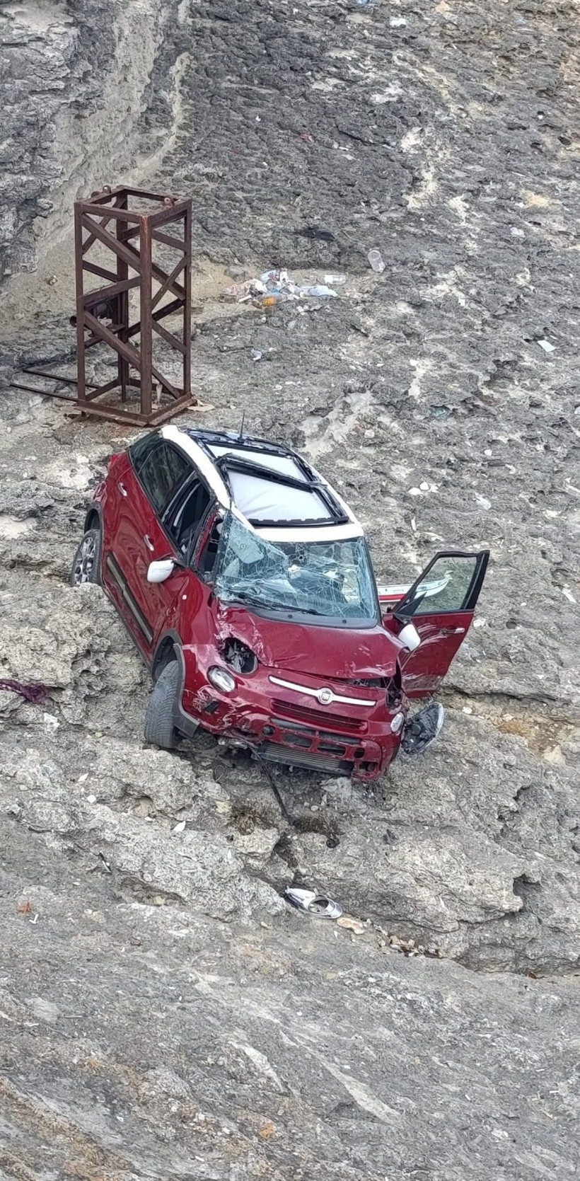El freni çekilmeyen otomobil, kayalardan uçtu - Resim: 2