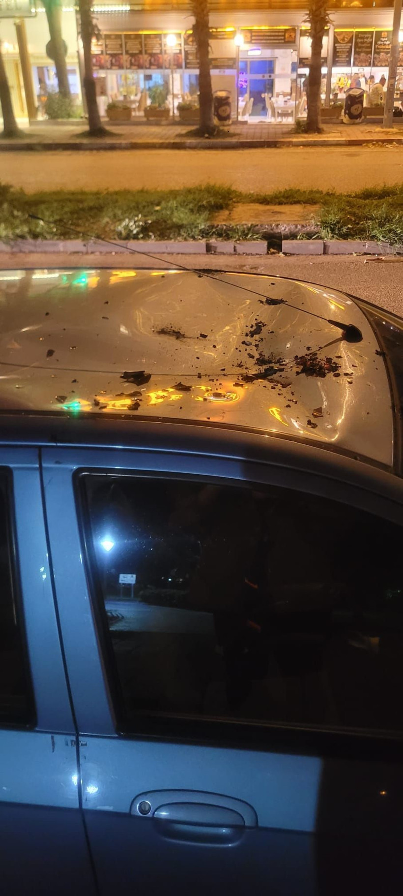 Alev alan sokak lambası otomobilin üzerine düştü - Resim: 1