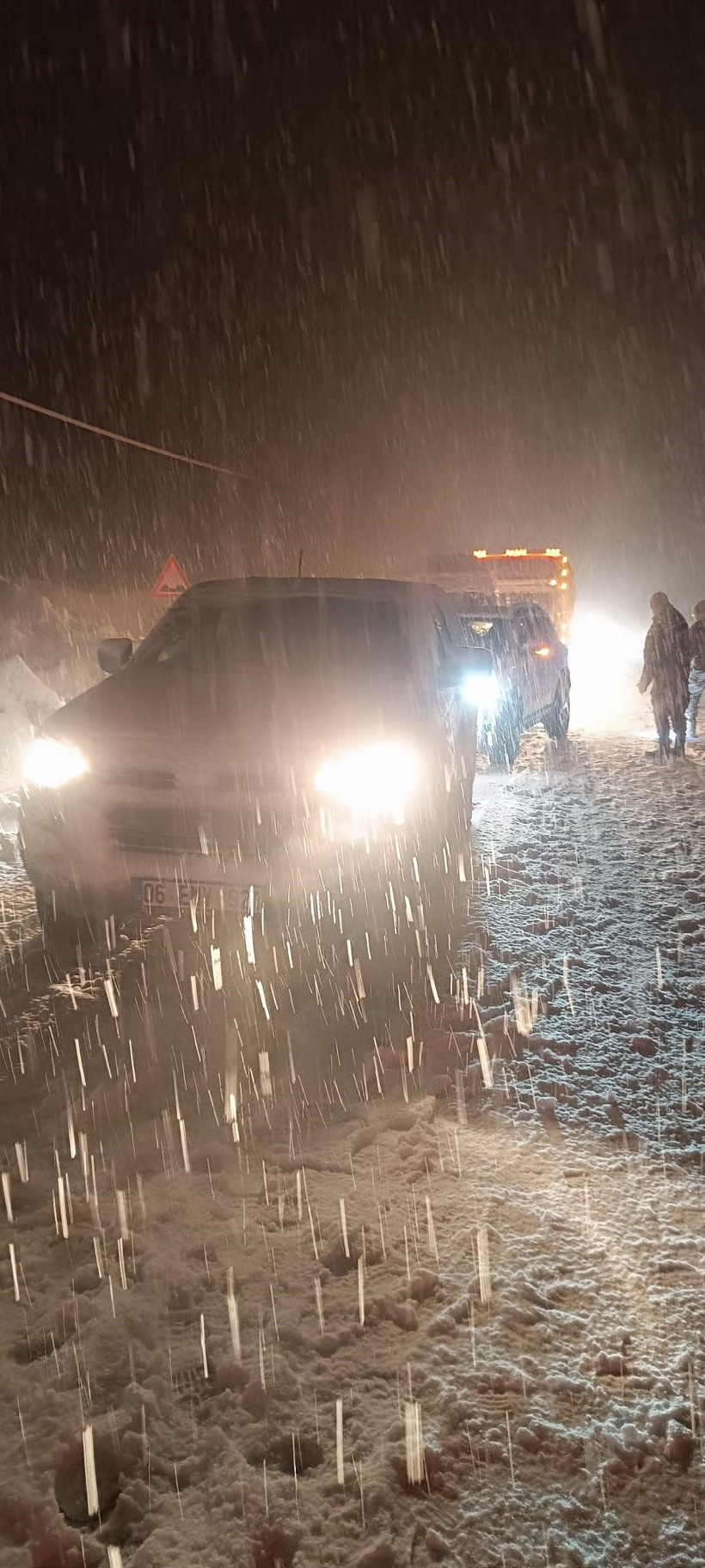 Hakkari'de çığ düştü: Çok sayıda araç yolda mahsur kaldı - Resim: 3