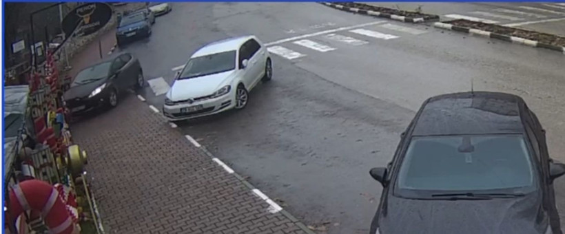 Otomobil, restoranın çitlerine çarptı; o anlar kamerada - Resim: 3