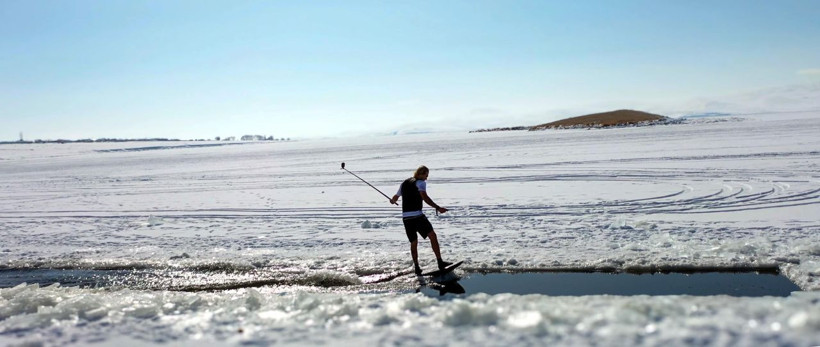 Buz kaplı Çıldır Gölü'nde nefes kesen sörf gösterisi - Resim: 4
